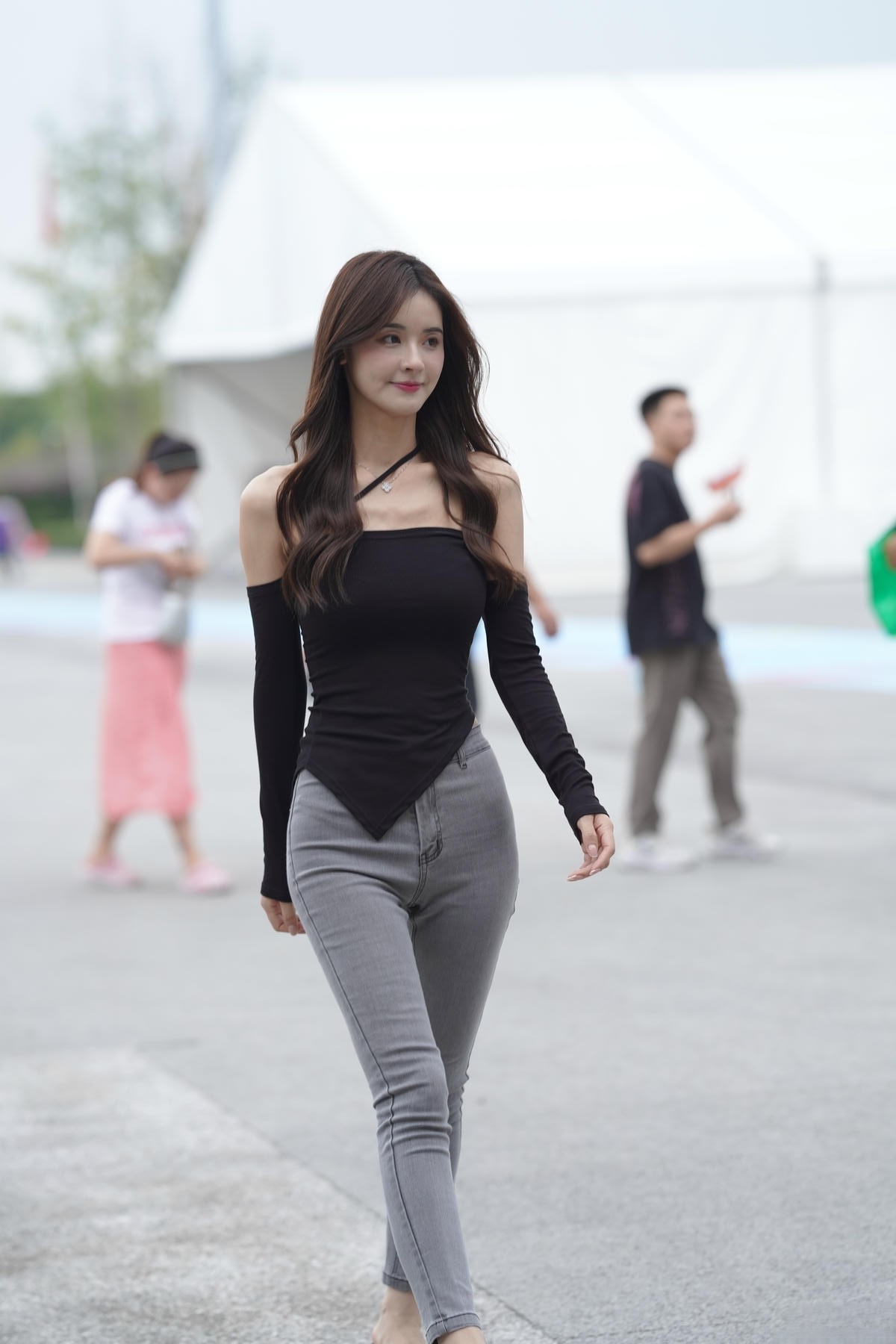 凯恩公爵魔镜街拍：棕色长发模特户外写真合集 [111张高清图 1.38GB]