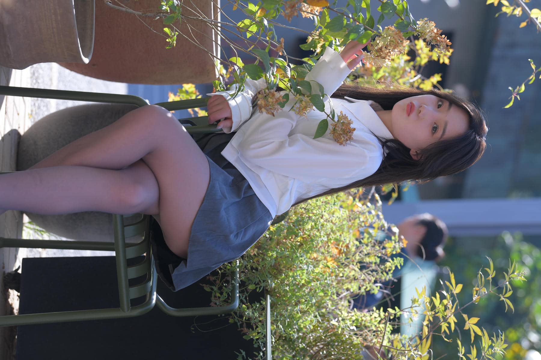 魔镜街拍茉莉雨白衬衫灰色百褶裙油亮丝袜写真合集